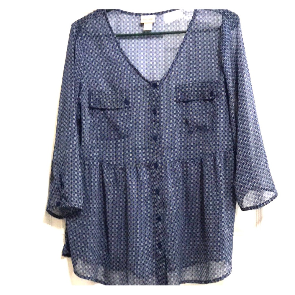 Navy flower print Mossimo top. Great details
